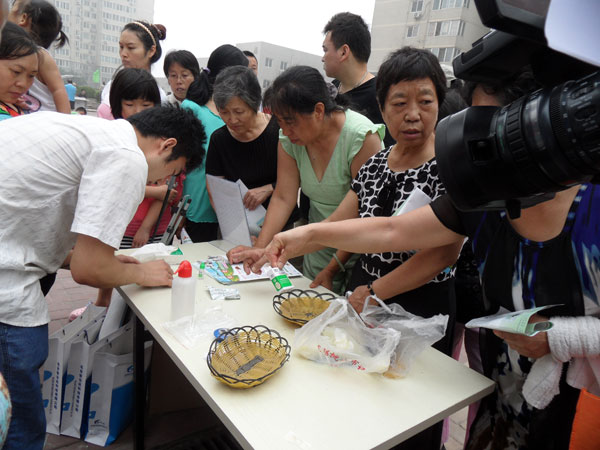 食品安全知識進社區(qū) 快速檢測試紙引關(guān)注